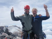 Ed Bregman & Wilco van Rooijen op de TOP vd Carstensz Pyramide
